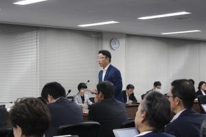 総括審査会（橋本徹議員）の写真