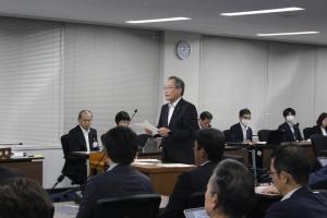 総括審査会（佐久間俊男議員）の写真