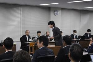 総括審査会（山口洋太議員）の写真