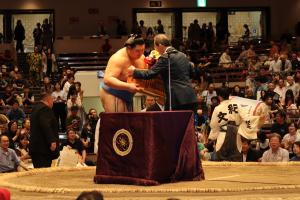 賞状などを授与する知事