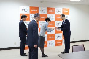 メッセージを受け取る知事