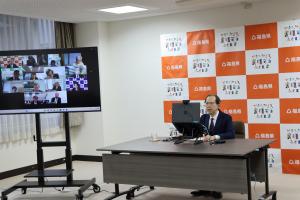 WEB会議に出席する知事