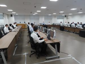 写真（会議の様子）