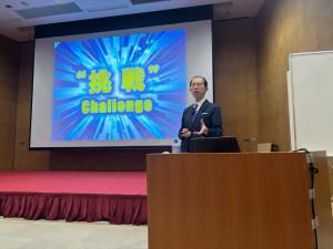 講義を行う知事2