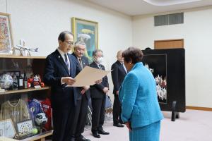 感謝状を授与する知事