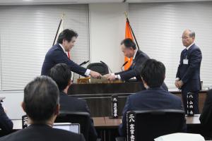 全国都道府県議会議長会の永年勤続功労者表彰伝達を受ける高宮光敏議員の写真