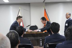 全国都道府県議会議長会の永年勤続功労者表彰伝達を受ける大場秀樹議員の写真