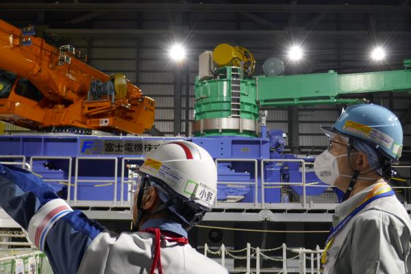 福島第一 ２号機原子炉建屋南側構台内の燃料取扱設備を確認する様子