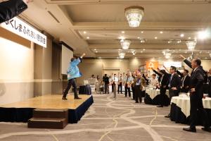 出席者と掛け合いを行う知事