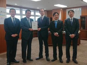 要望書を持つ知事