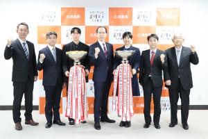 知事とトロフィーを持ったバレーボール部関係者の集合写真