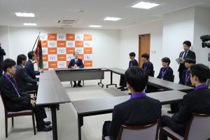 選手らと話す知事