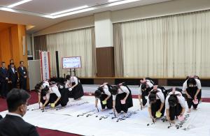 書道パフォーマンスを行う福島西高校書道部