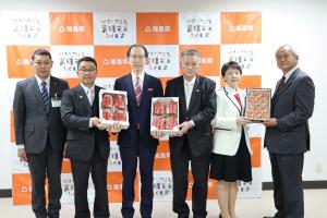 ＪＡふくしま未来及びＪＡ東西しらかわによるいちごの贈呈並びにＪＡふくしま未来によるあんぽ柿の贈呈写真１