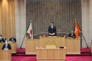 2月定例会開会の挨拶をする矢吹議長の写真