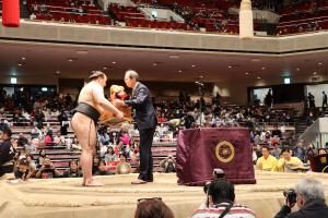 福島県知事賞を手渡す知事