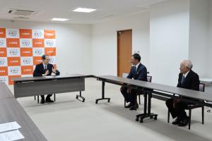 表彰者の話を聞く知事