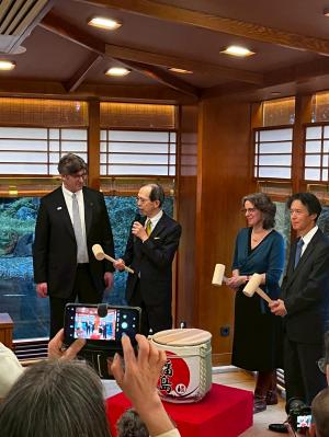 鏡開きを行う知事