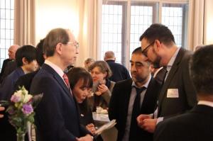 参加者と懇談する知事2