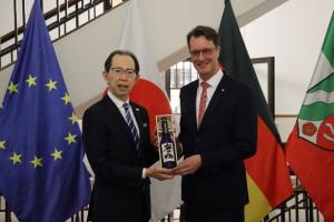 記念品をお渡しする知事