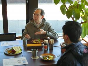 ゴッホ飯を食べている知事