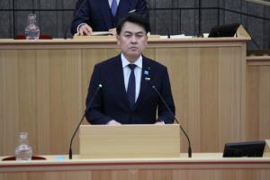 企画環境委員長の委員長報告の写真