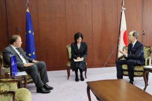 臨時代理大使と話す知事