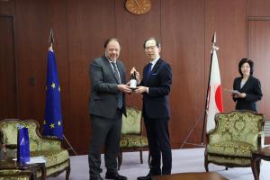 記念品を渡す知事