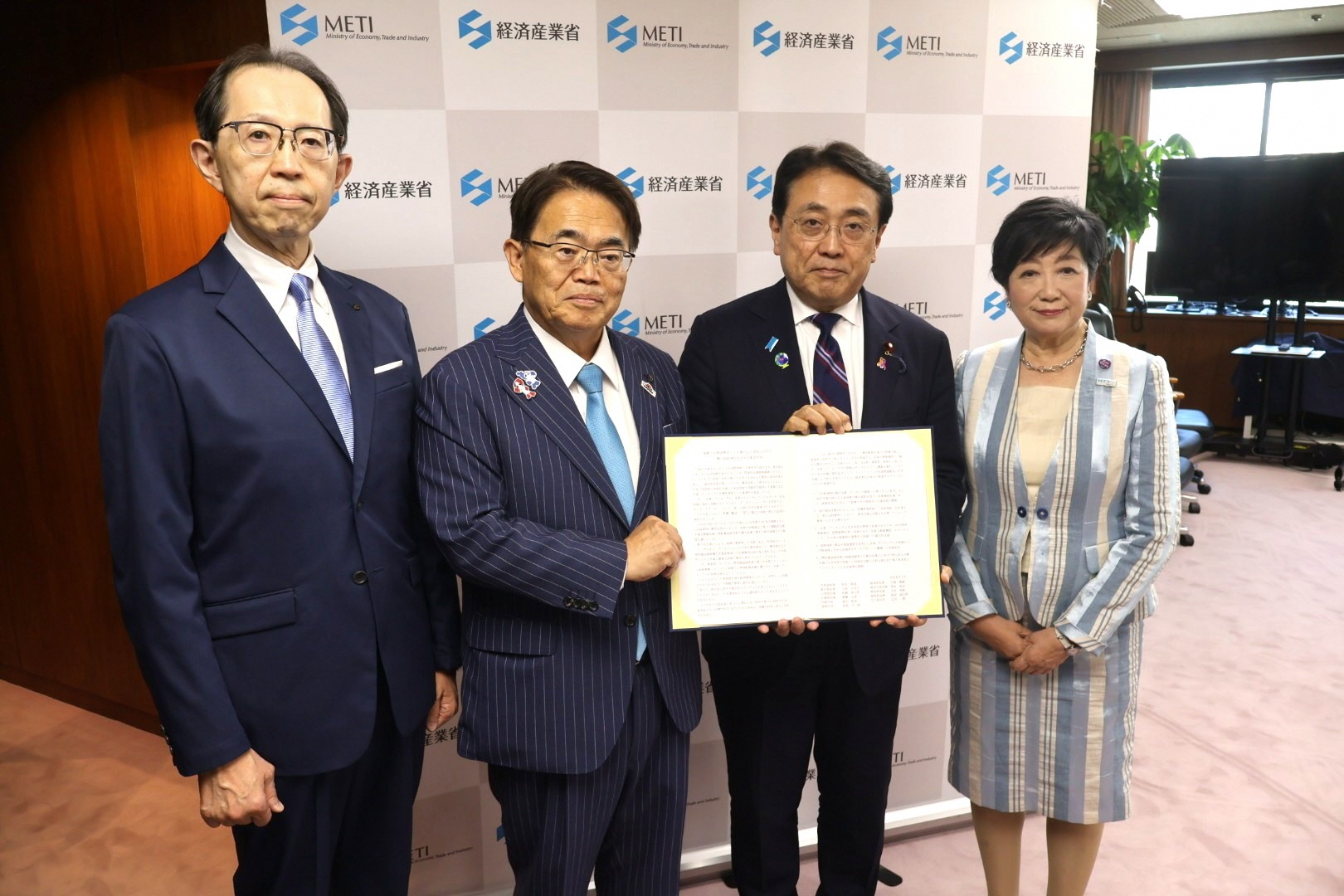 写真経産大臣