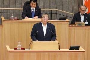 総務委員長報告（佐藤郁雄議員）の様子