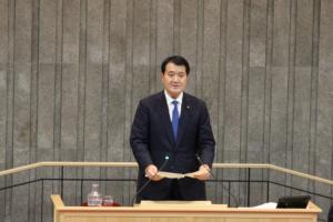 6月定例会閉会の議長挨拶の様子