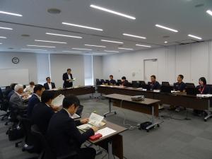 伊予市議会を調査する総務委員会の様子