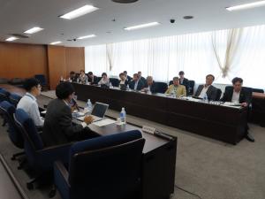 広島県議会の調査をする企画環境委員会の様子
