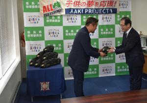 岩村様よりグローブの贈呈