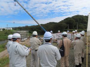 五百川を視察する土木委員会の写真