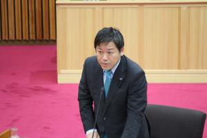総括審査会（鳥居作弥議員）の写真