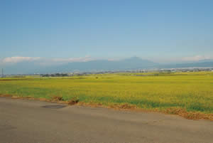 赤留より磐梯山を遠くに見る