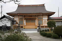 法幢寺本堂と両脇侍立像