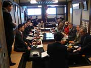 囲炉裏を囲んで郷土料理を楽しむ様子