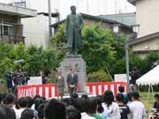 野口博士の銅像に献花をされた受賞者の二人