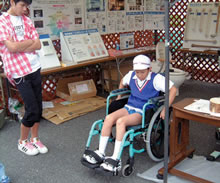 体験コーナーで車いすにチャレンジする小学生