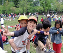 学年枠を越えてふれあう郡山市立芳山小学校の子どもたち