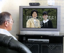 来訪者を文字でテレビに映し出して知らせるドアチャイム