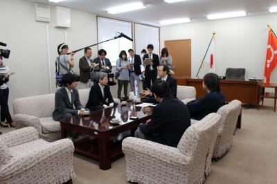 知事と会談