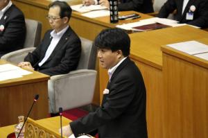 代表質問を行う本田朋議員