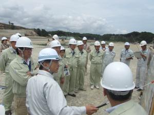 豊間漁港海岸を調査する土木委員会