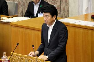 一般質問を行う本田仁一議員