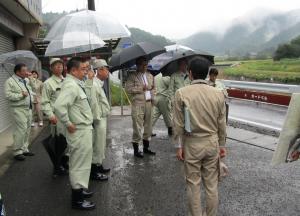 国道115号（伊達市霊山町）を調査する土木委員会