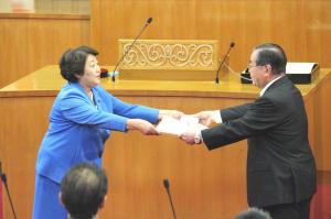 全国都道府県議会議長会表彰の伝達（長尾トモ子議員）