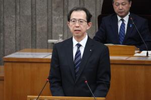 閉会挨拶を行う内堀雅雄知事